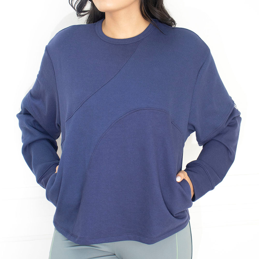 BUZO DE MOLETÓN COMBINADO CON RIB, BOLSILLO DELANTERO Y DETALLES DE CORTES