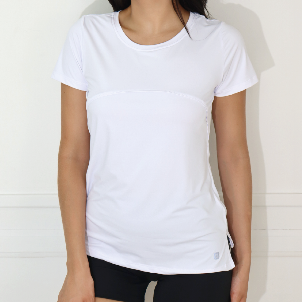 REMERA DRY FIT LISO CON DETALLE DE CORTE DELANTERO