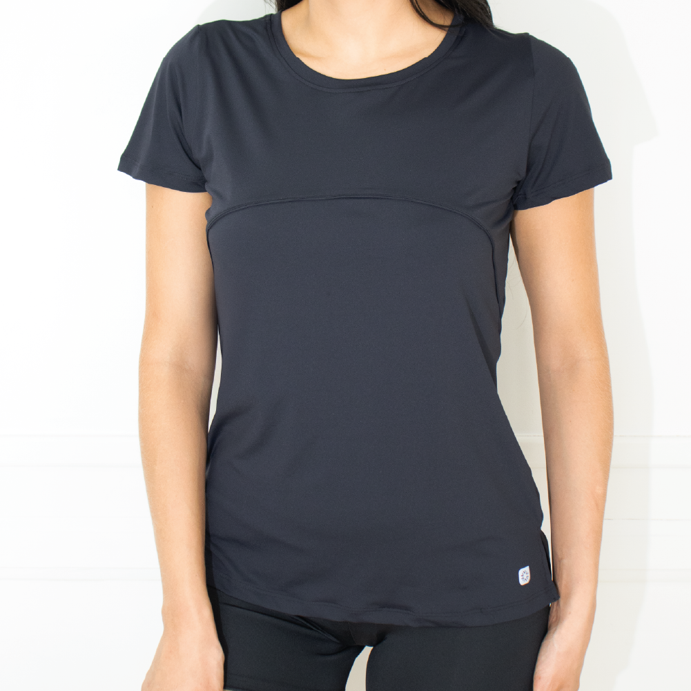 REMERA DRY FIT LISO CON DETALLE DE CORTE DELANTERO