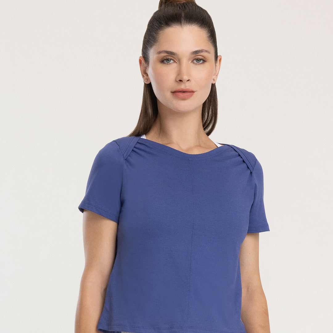 REMERA DE JERSEY DE ALGODÓN CROPPED, COMBINADO CON RIB Y DETALLE DE CORTE Y PESPUNTE FRONTAL